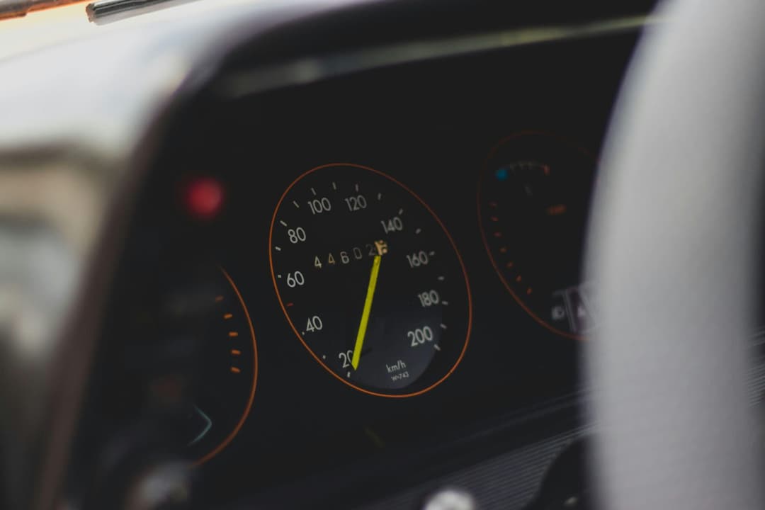 Tachometer und Kilometerstand im Auto: Symbolbild für Wertersatz nach Widerruf beim Autokauf